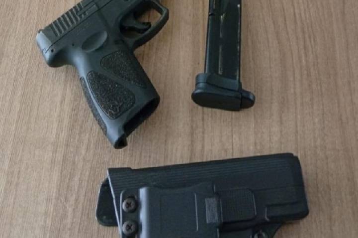 ARARUNA: Homem é preso com pistola 9 mm após denúncia de agressão em praça no centro da cidade