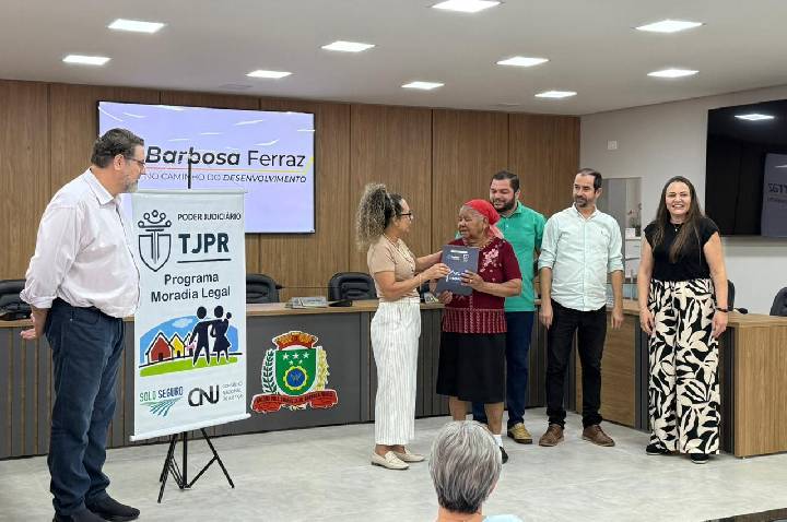 Barbosa Ferraz entrega 13 títulos de propriedade a famílias de Paraíso do Sul e Vila Nova