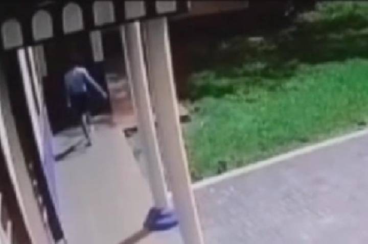 BARBOSA FERRAZ: Imagens de câmera de segurança flagram homem cometendo furto na Igreja do São Joaquim