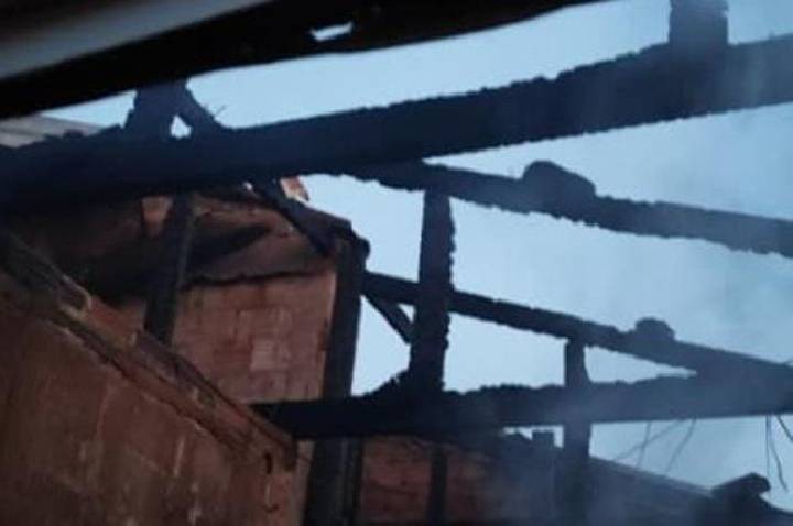 BARBOSA FERRAZ: Incêndio destrói casa no bairro Primavera; gestante de quase 9 meses perde enxoval do bebê junto com tudo que havia na casa