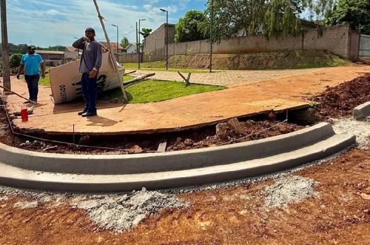 BARBOSA FERRAZ: Obras de asfalto avançam na Vila do Roque com colocação de meio-fio e instalação de galerias