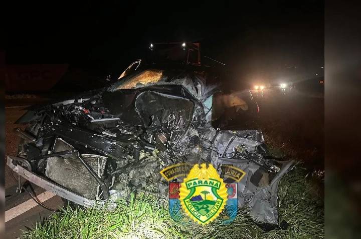 Colisão entre BMW X4 e caminhão mobiliza equipes na PR-986 em Rolândia; veículo de luxo ficou destruído