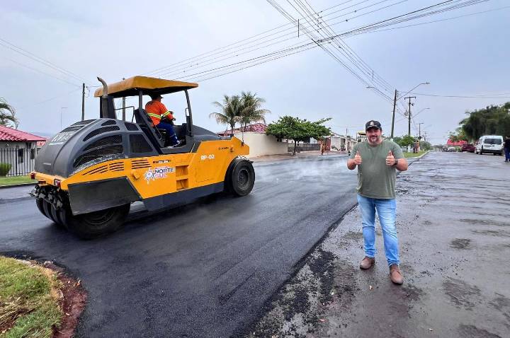 Fênix realiza recape asfáltico em diversas ruas da cidade; prefeito Júnior Molina acompanhou o serviço