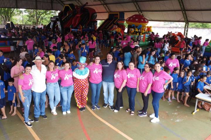 Prefeitura de Fênix promoveu festa para centenas de crianças do município