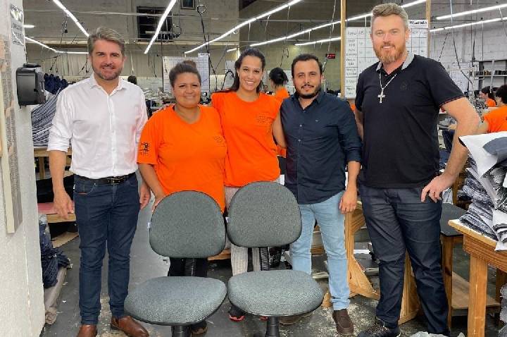 Prefeitura de Quinta do Sol entrega cadeiras novas para duas fábricas de costura da cidade