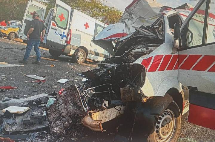 QUINTA DO SOL: Grave acidente entre ambulância e caminhão deixa vítimas na PR-082, duas delas morreram no local
