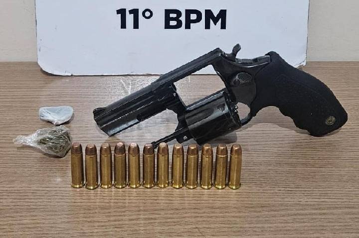 ROTAM apreende arma com numeração raspada e drogas na Vila Guarujá em Campo Mourão; suspeito foi preso