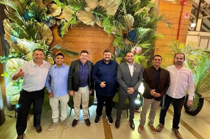 Vereadores de Barbosa Ferraz e prefeito Carlos Caxão participaram de encontro da ACAMDOZE em Campo Mourão; vereador Ninho Moretti faz parte da diretoria