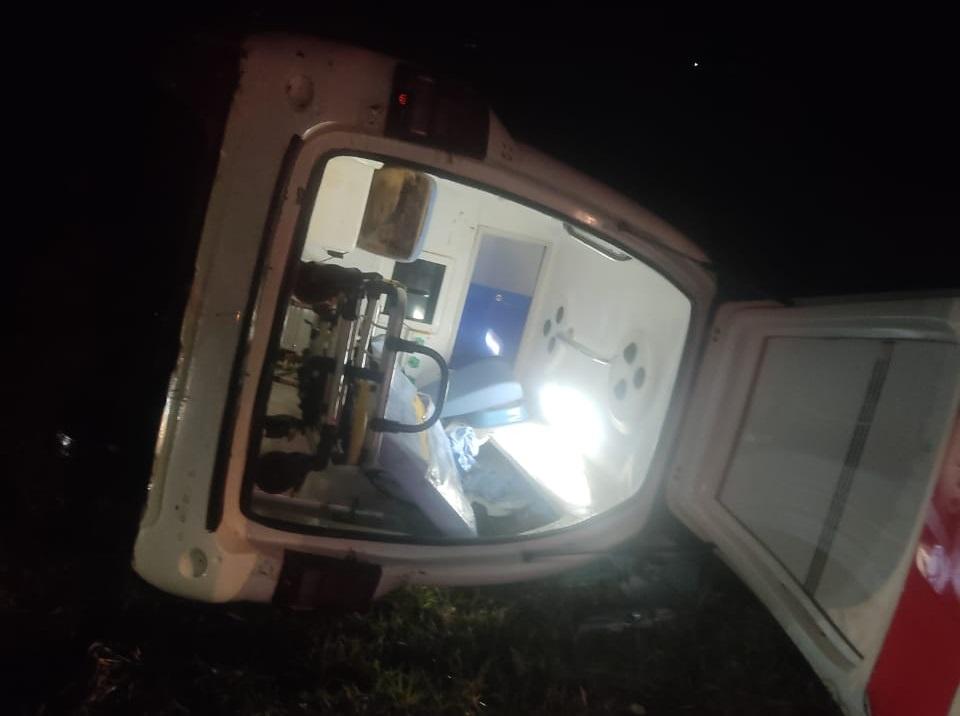 Ambulância de Barbosa Ferraz com cinco ocupantes se envolve em acidente na saída de Corumbataí do Sul