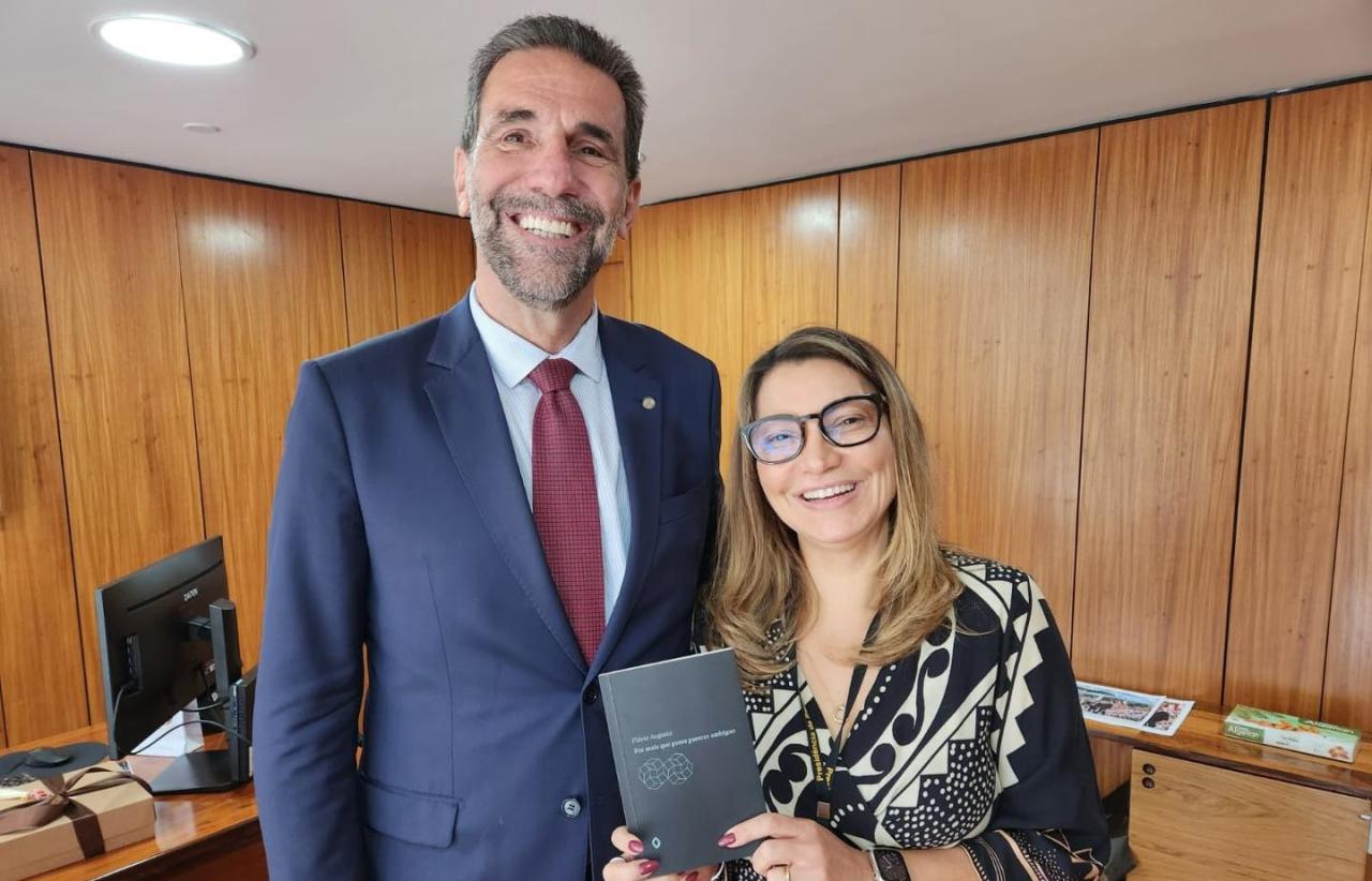 Enio Verri entrega livro de Maringaense para a Primeira dama, Janja