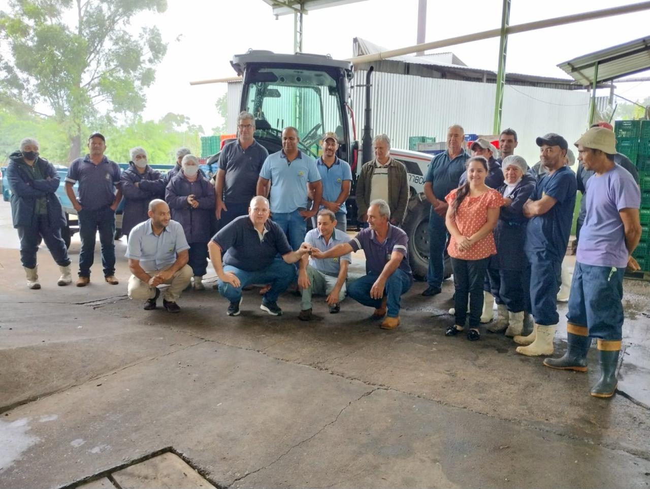 CORUMBATAÍ DO SUL: Em mais uma ação em favor da agricultura, Prefeito Xandão e vice Elias entregam trator para Coaprocor