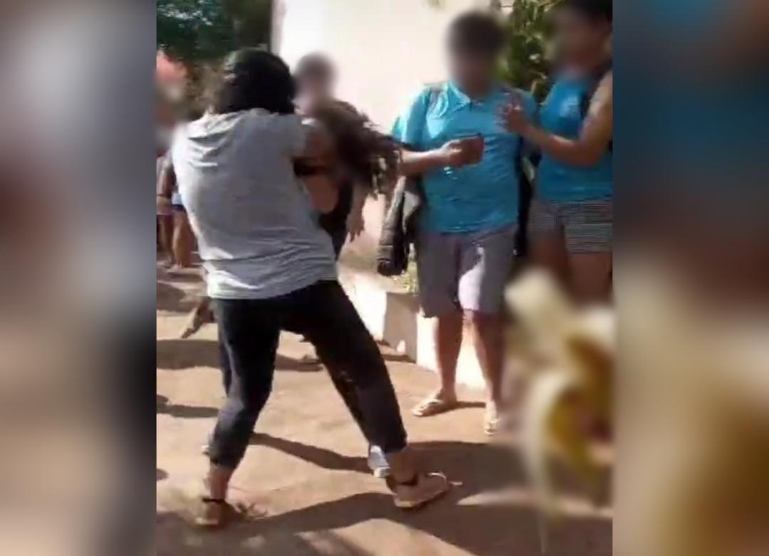 Selvageria na saída de aula entre alunas do Colégio Estadual de Fênix