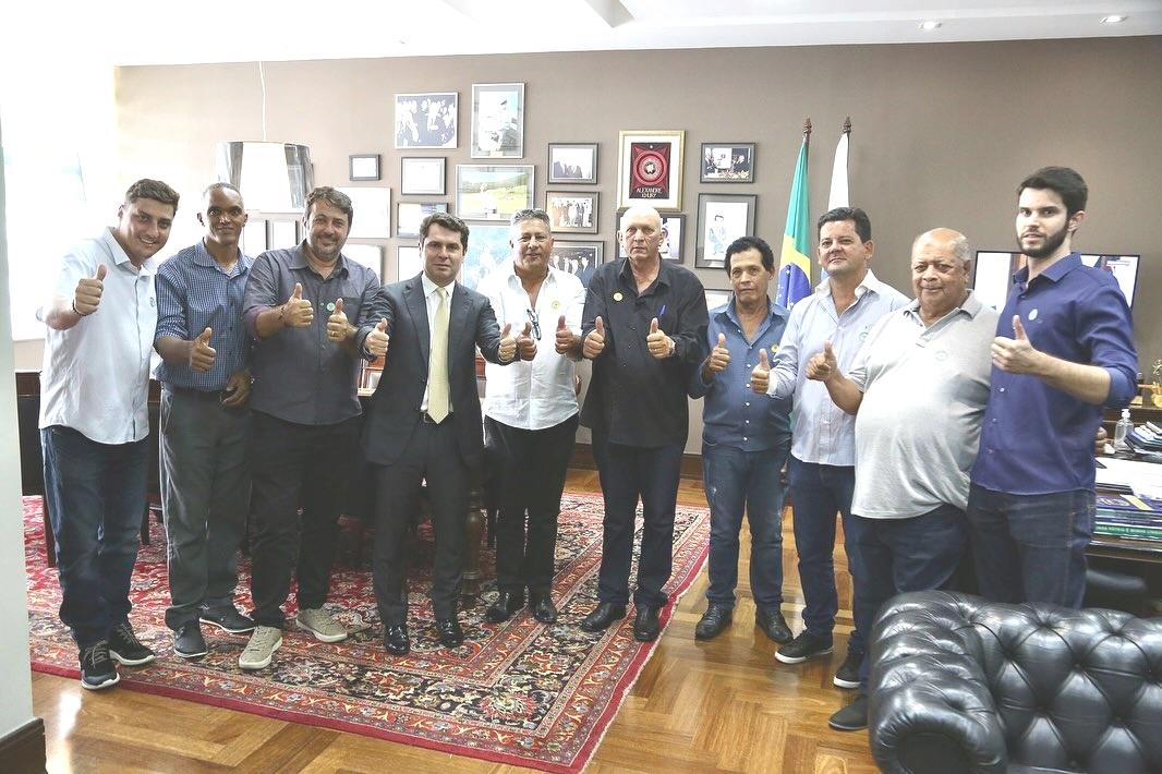 Comitiva liderada pelo prefeito Neno Molina viajou para Curitiba, participou de reuniões e deve anunciar novos investimentos