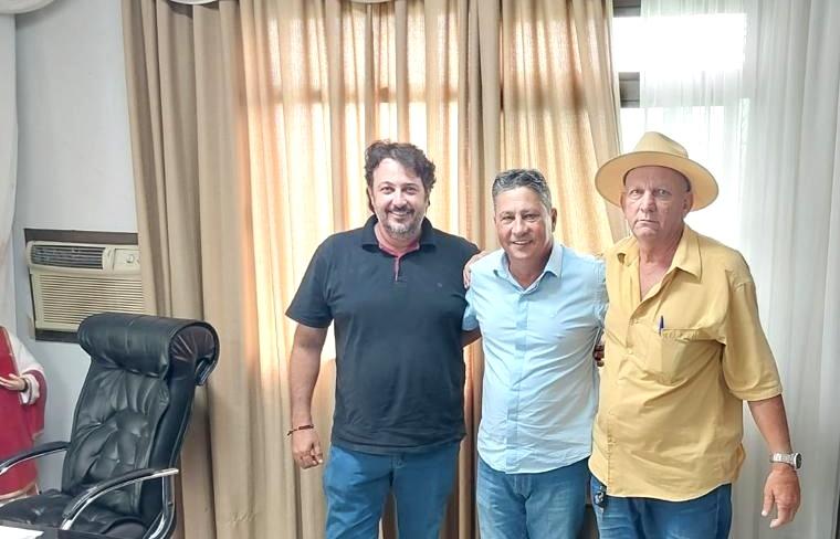 FÊNIX: Junior e Pelé Estefani viajam ao lado do prefeito Neno Molina para capital