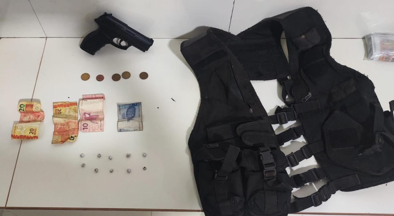 Morador de Fênix é preso por tráfico de drogas e PM encontra capa de colete, drogas e simulacra de pistola