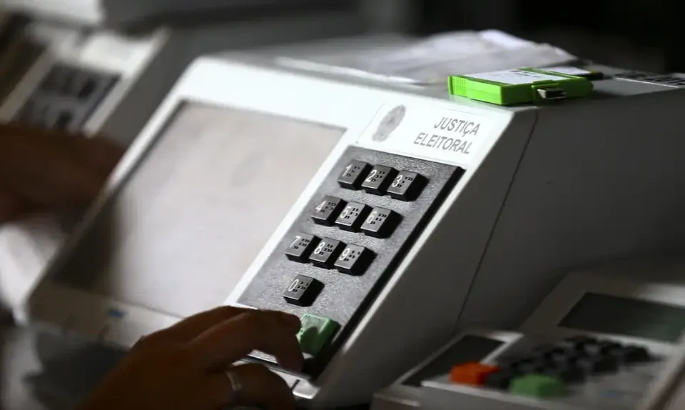 Pré-candidatos que se utilizarem de recursos públicos para promoção pessoal podem ter registro de candidatura impugnado