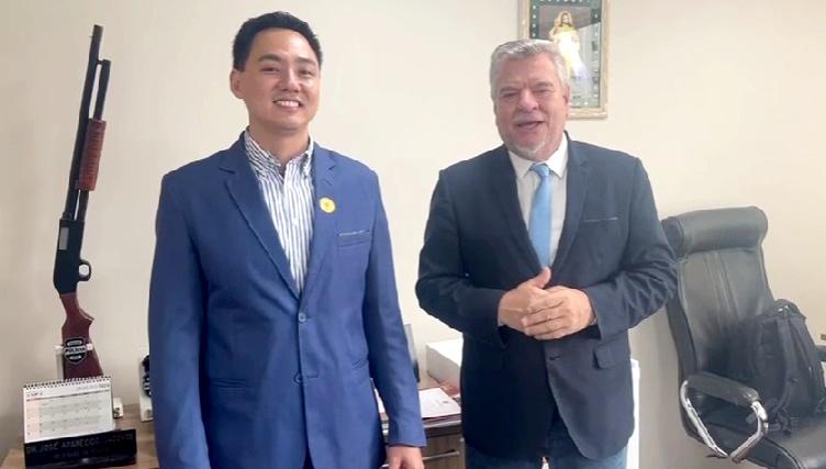 Gustavo veterinário anuncia filiação no PL em comunicado feito ao lado do deputado Delegado Jacovós