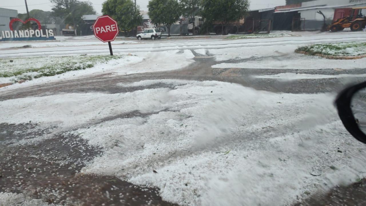 Algumas cidades do Vale do Ivaí registraram chuva e muito granizo nesta terça