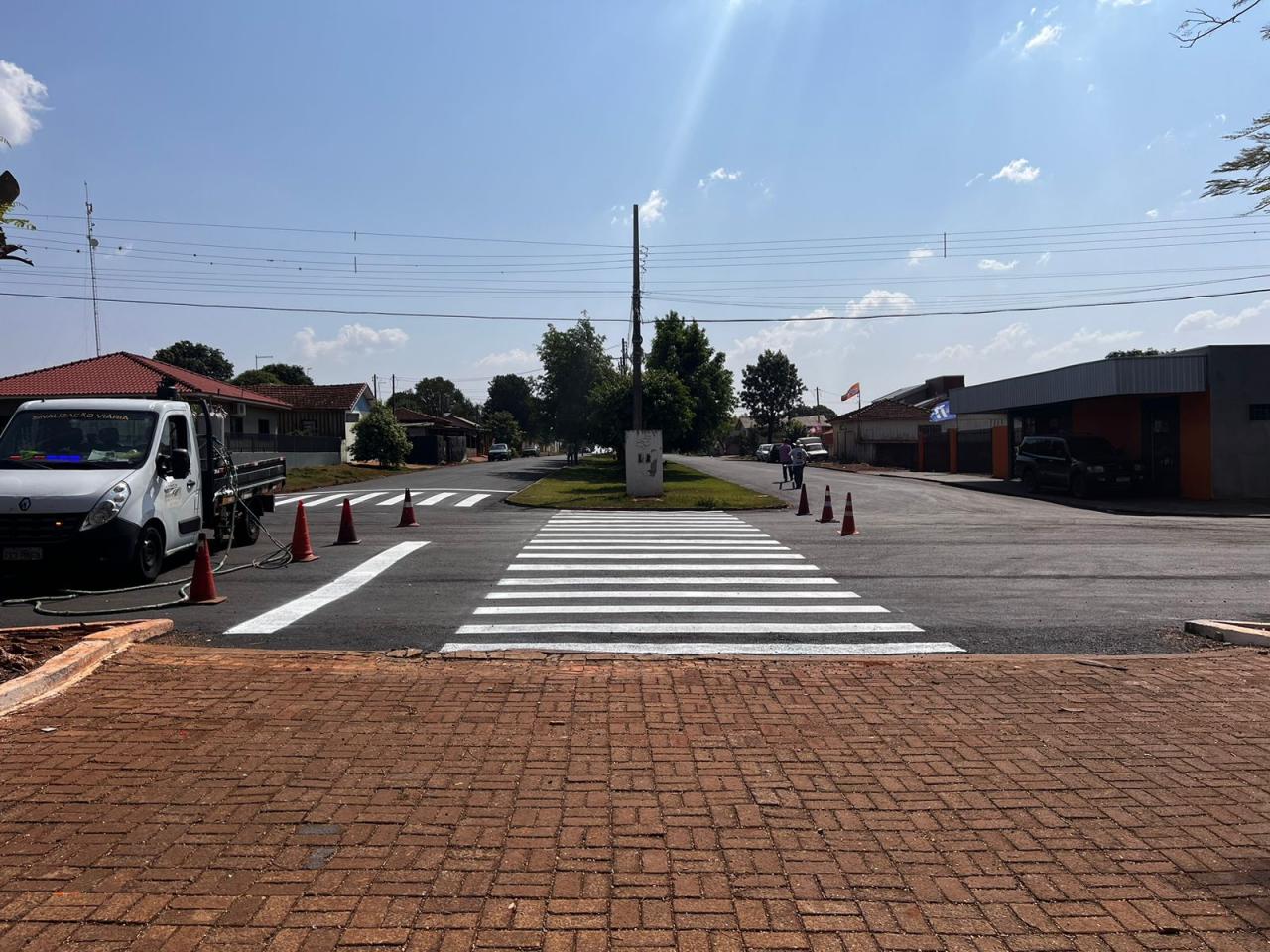 BARBOSA FERRAZ: Bourbônia, após asfalto novo, recebeu serviço de pintura da Avenida Principal