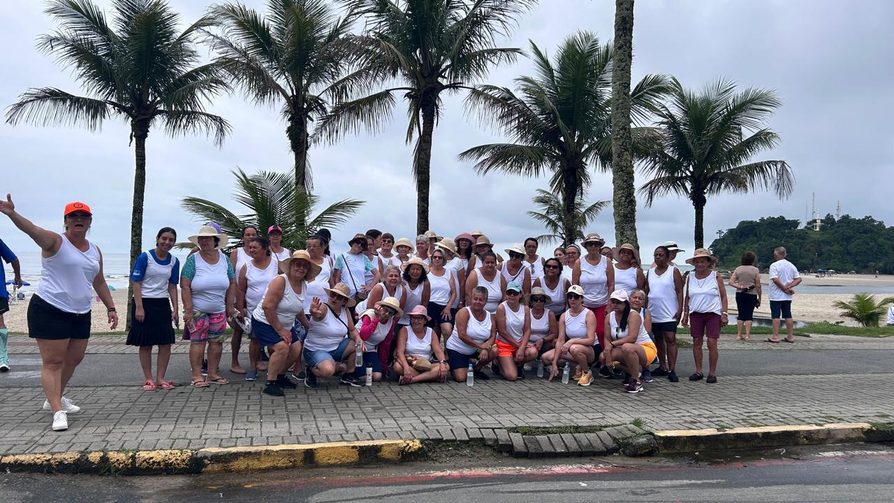 Grupo da Melhor Idade de Barbosa Ferraz viajou à praia de Guaratuba. Passeio promovido pela prefeitura