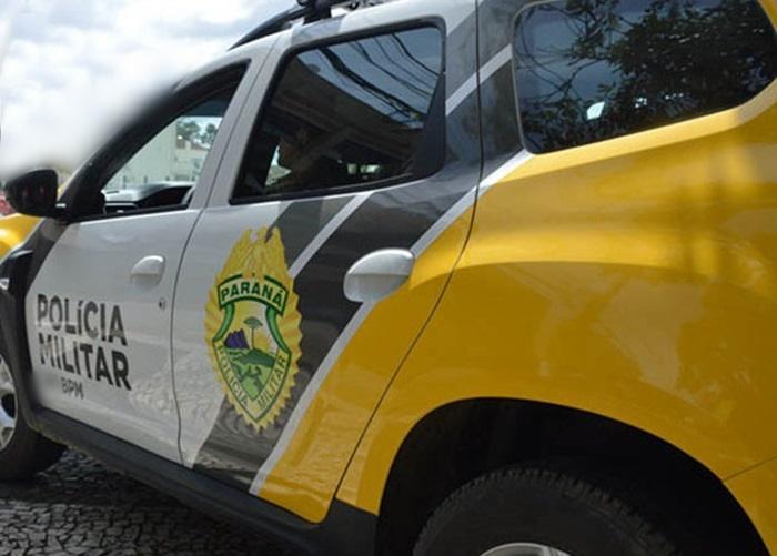 Homem foi preso após se irritar com adolescente que jogava bola perto de sua casa e ameaçou menor com uma pá