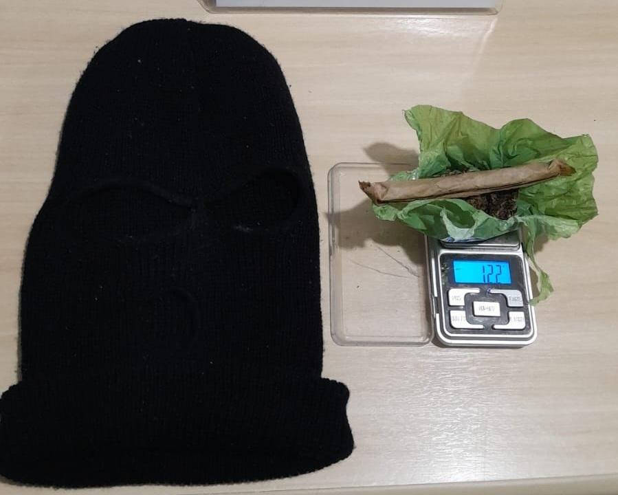 PM de Iretama apreende droga e balaclava durante abordagem a homem de 22 anos