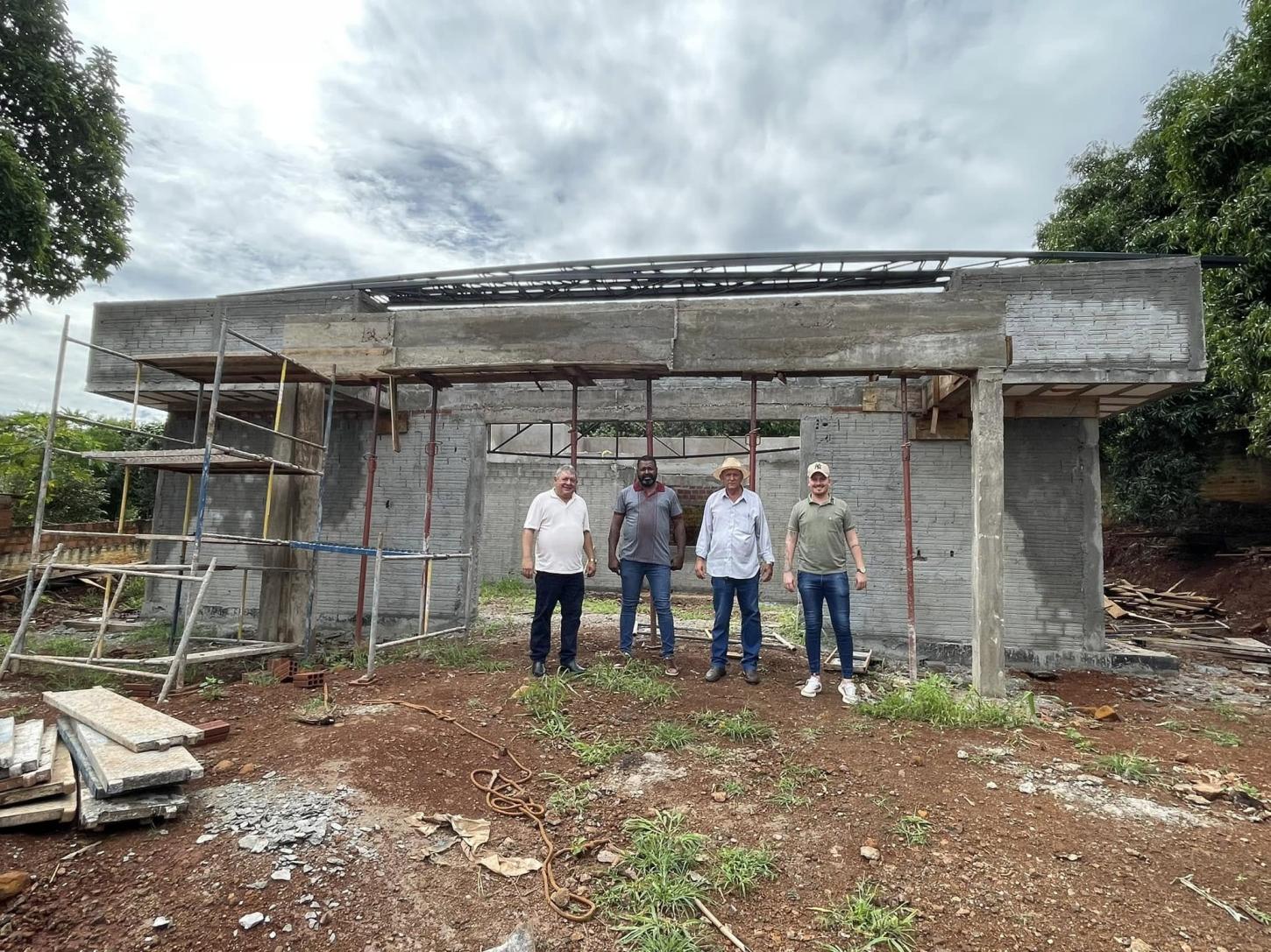 Fênix: Obra da Nova Capela Mortuária do Distrito de Bela Vista recebe a visita do vice-prefeito Pelé, do presidente da câmara Joaquim e vereadores