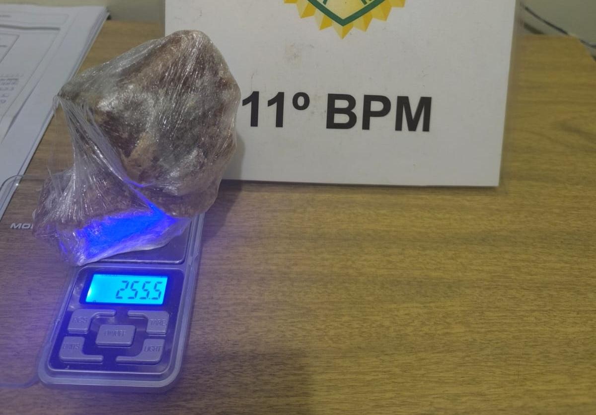 Jovem é preso em Quinta do Sol com 250g de crack durante abordagem da Polícia Militar