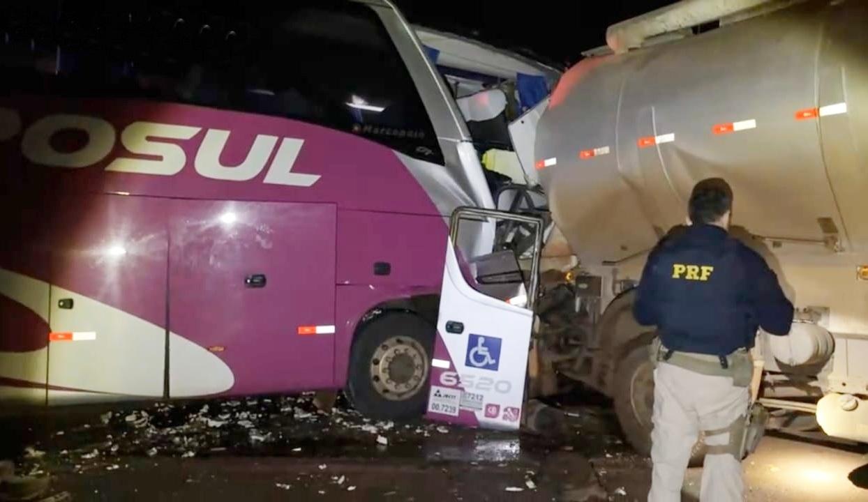 Tragédia na BR-272, em Campo Mourão: colisão entre caminhão e ônibus de turismo deixa três mortos e um ferido