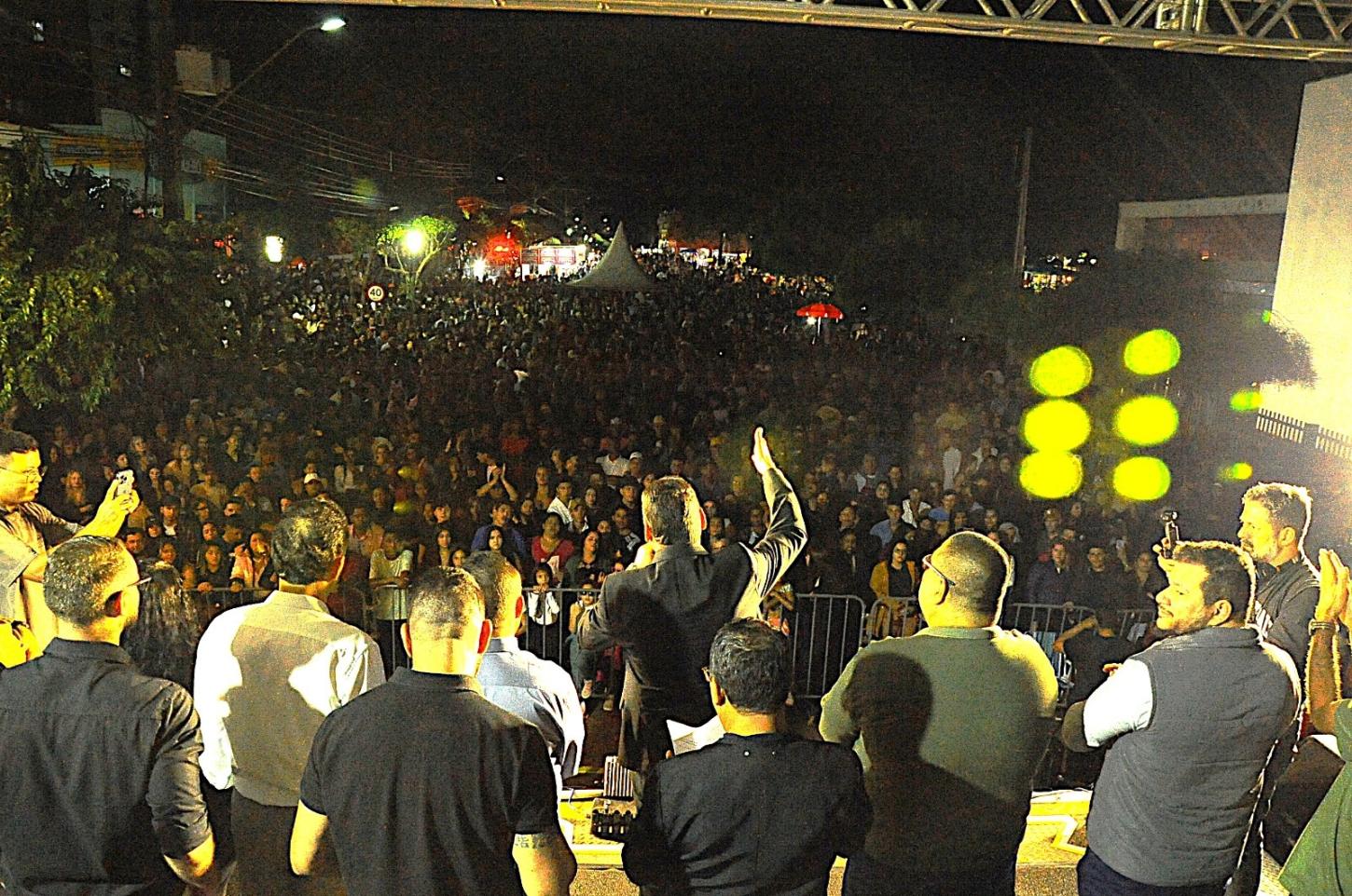 4ª edição do Show do Trabalhador reúne milhares de pessoas em Engenheiro Beltrão com show da dupla Brenno & Matheus