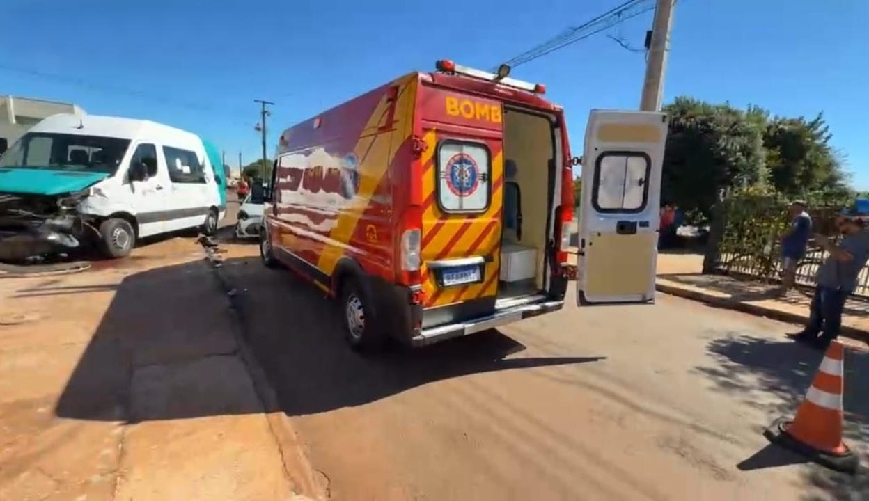 Acidente entre van da Saúde de São João do Ivaí e carro deixa mulher ferida em Campo Mourão