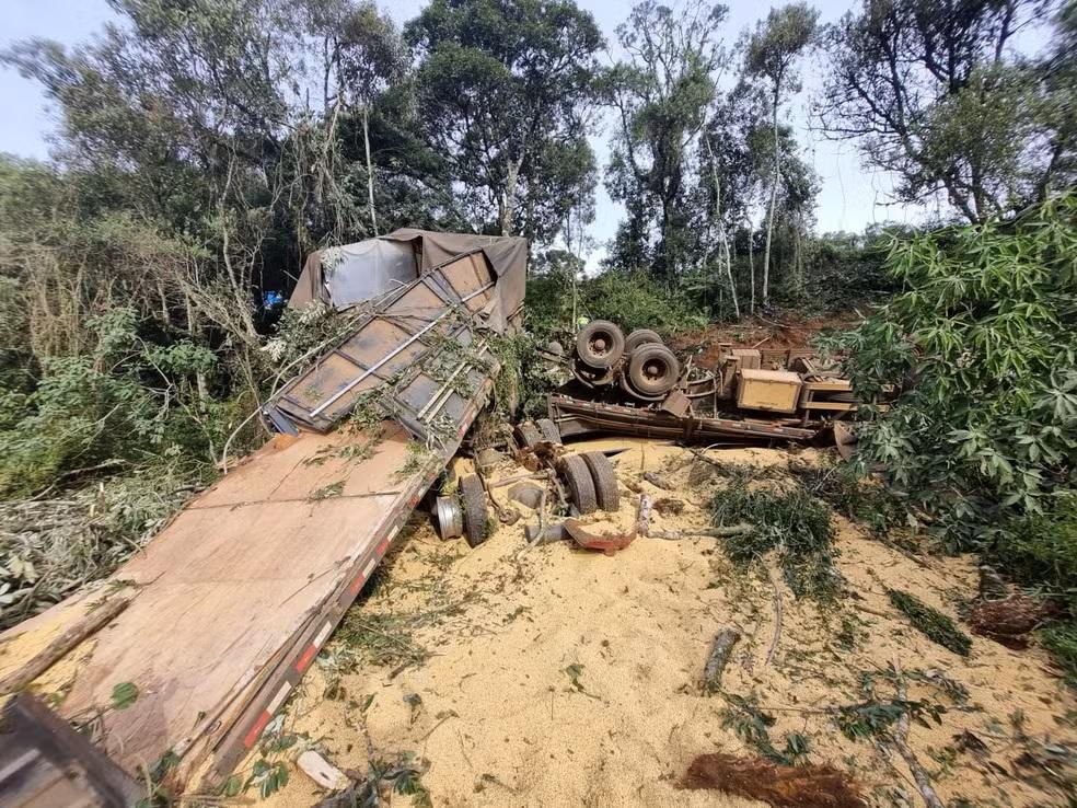 Acidente grave na BR-277, em Guarapuava, deixa um caminhoneiro morto e três feridos