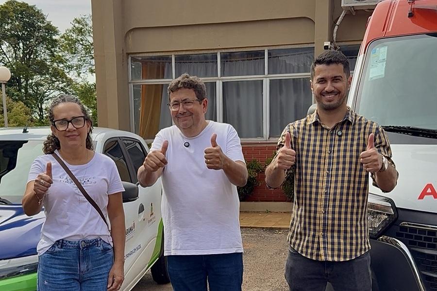 BARBOSA FERRAZ: Prefeito Carlos Caxão faz a entrega de ambulância nova para o SAMU e veículo zero para Atenção Primária em Saúde
