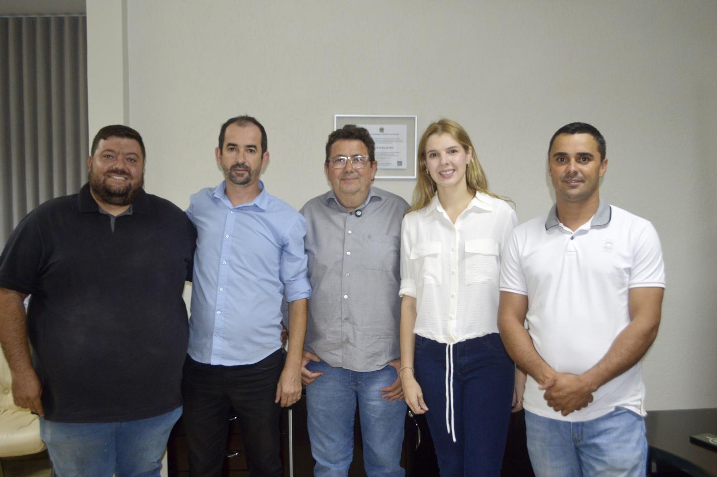 Deputada Luísa Canziani é recebida em Barbosa Ferraz e recebe apoio público do prefeito Carlos Caxão e vereadores para 2026