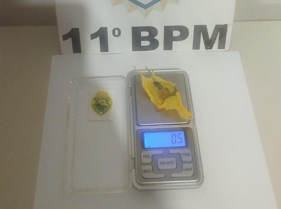 ENGENHEIRO BELTRÃO: Homem é flagrado com crack durante patrulhamento da PM no centro da cidade