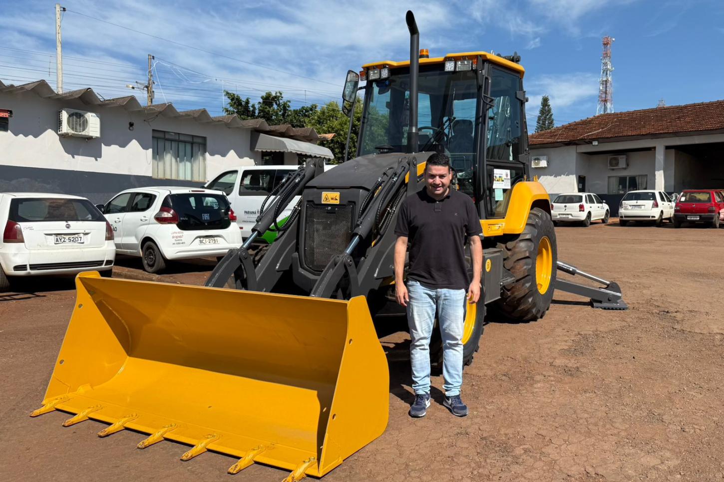 Engenheiro Beltrão recebe retroescavadeira de R$ 450 mil por meio de emenda do deputado Luciano Ducci