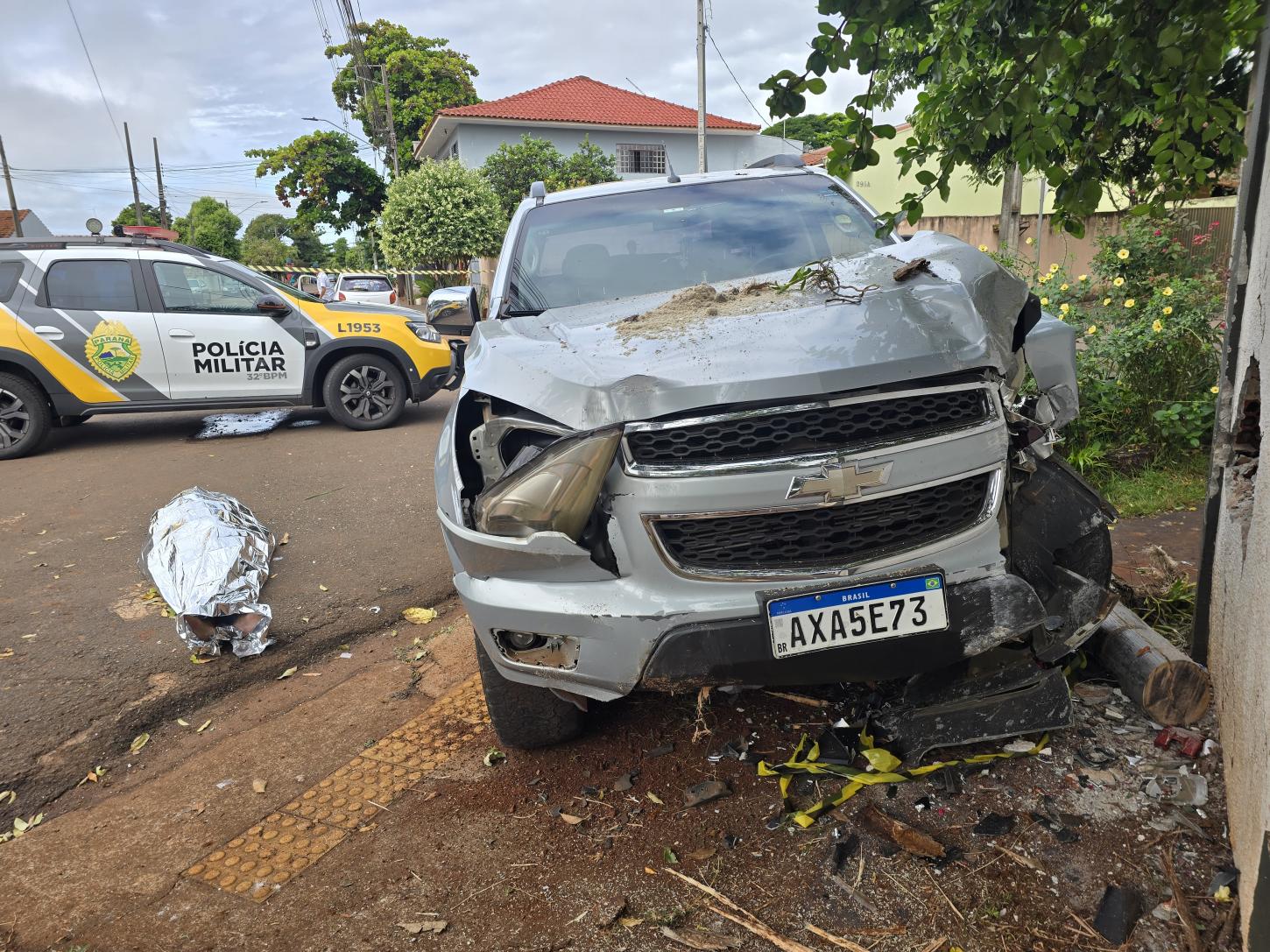 FLORESTA - Homem morre após sofrer infarto e colidir veículo contra coqueiro e muro de residência
