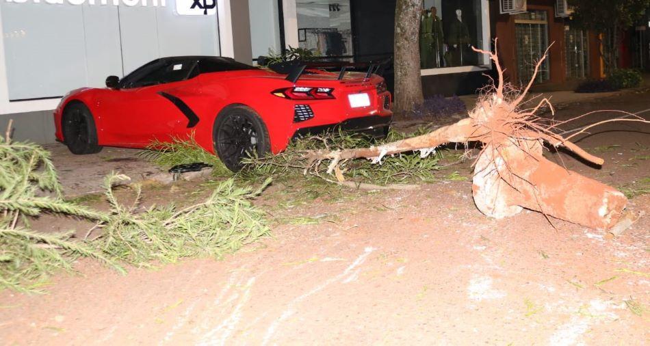 Motorista abandona Corvette de cerca de R$ 1 milhão após acidente em Campo Mourão