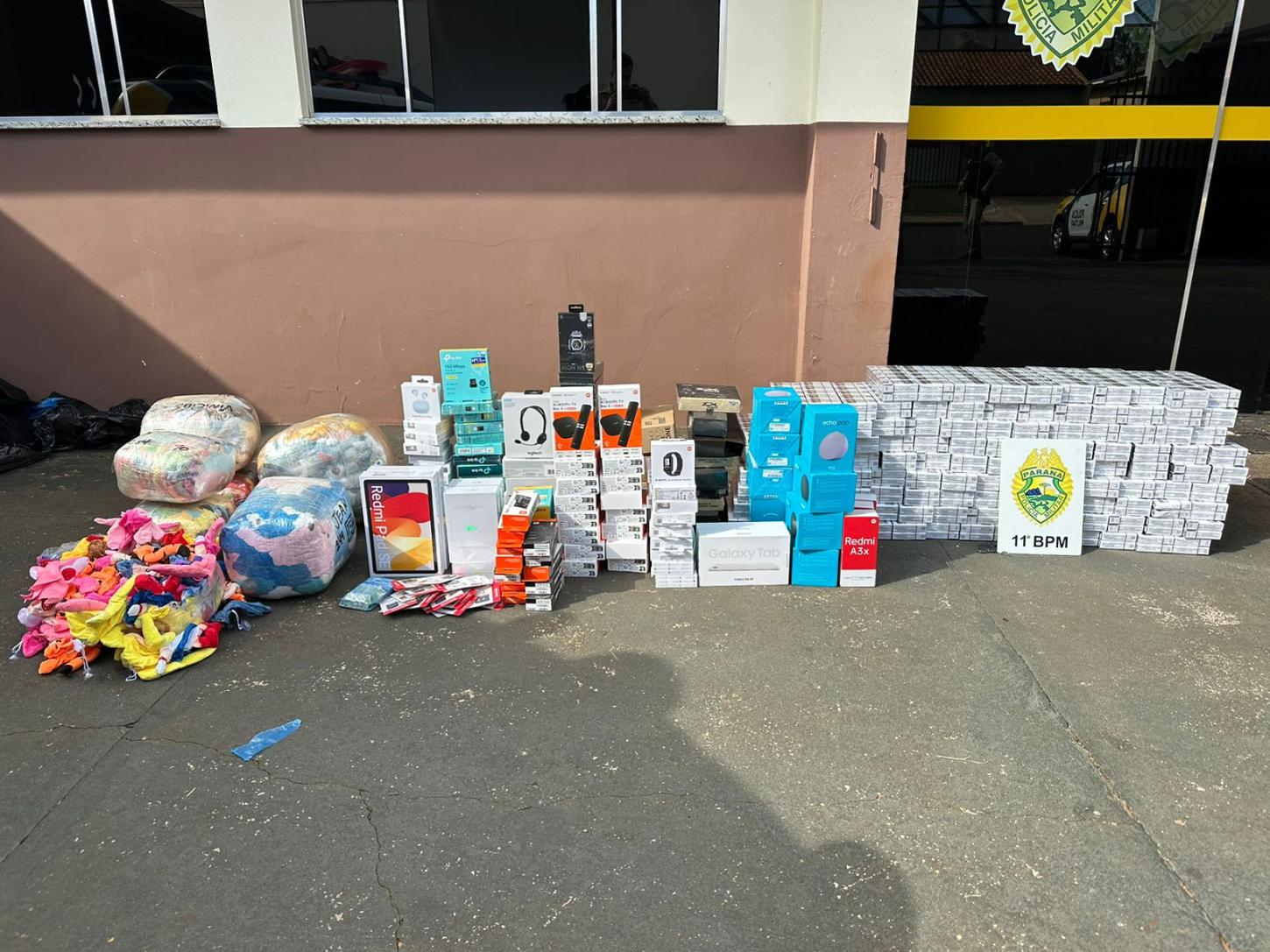 PM de Ubiratã apreende grande quantidade de produtos eletrônicos e cigarros contrabandeados em ônibus interestadual