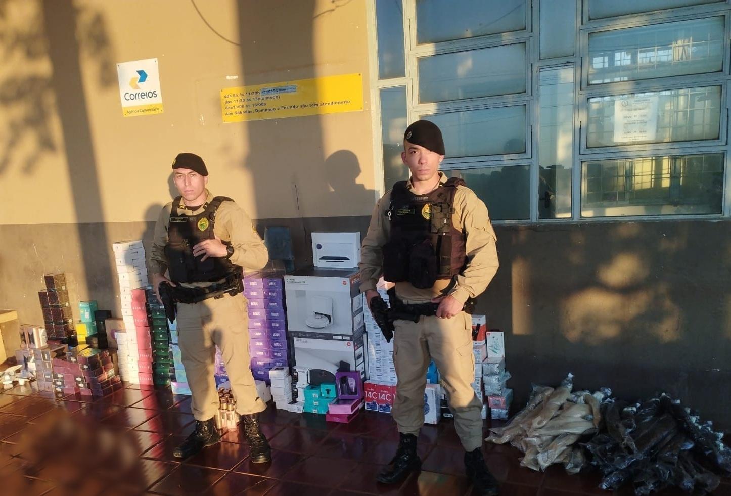 Polícia Militar de Engenheiro Beltrão intercepta grupo com grande quantidade de mercadorias contrabandeadas, no distrito de Ivailândia