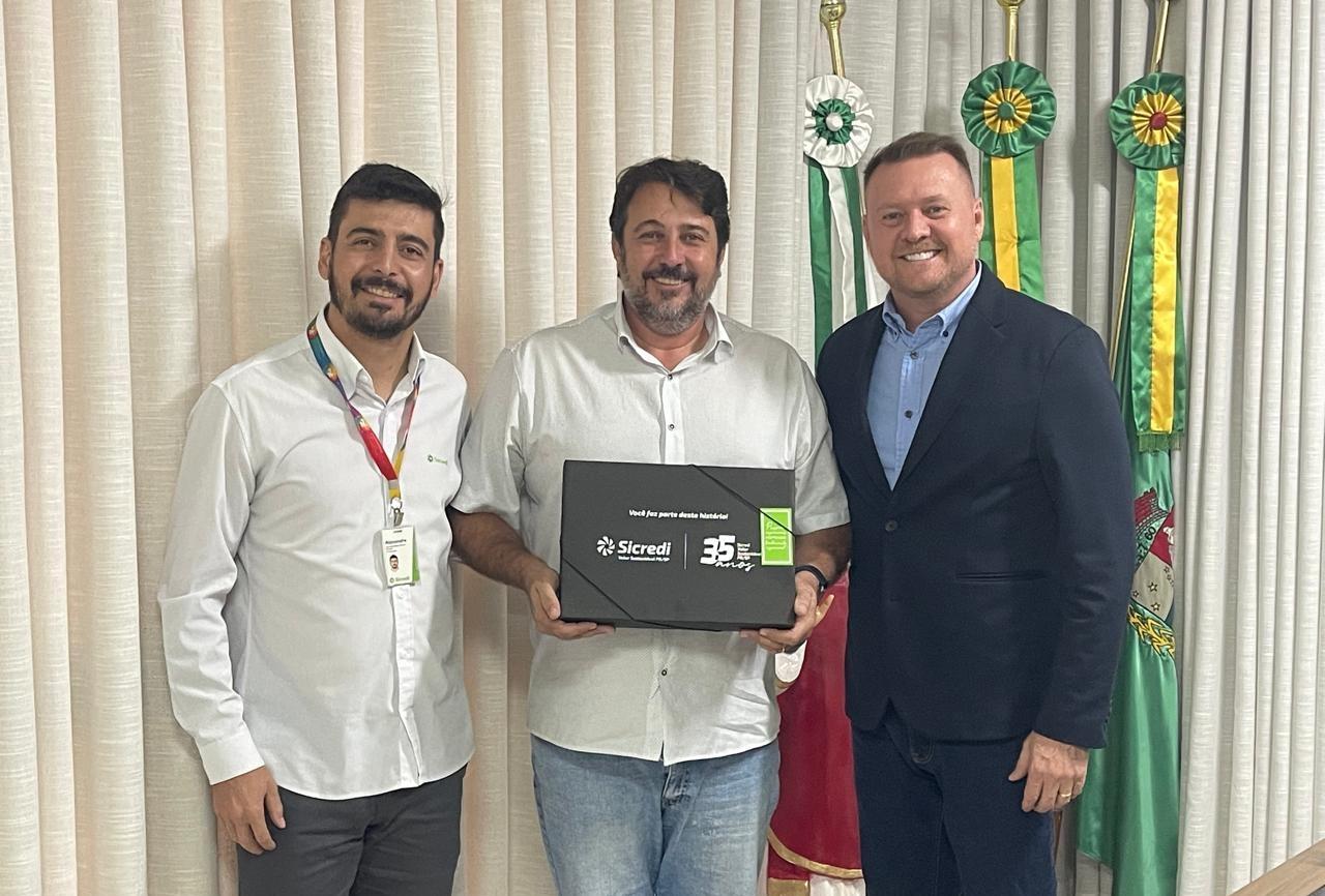Prefeito de Fênix recebe presidente do Sicredi e reforça parceria para projetos sociais e educativos