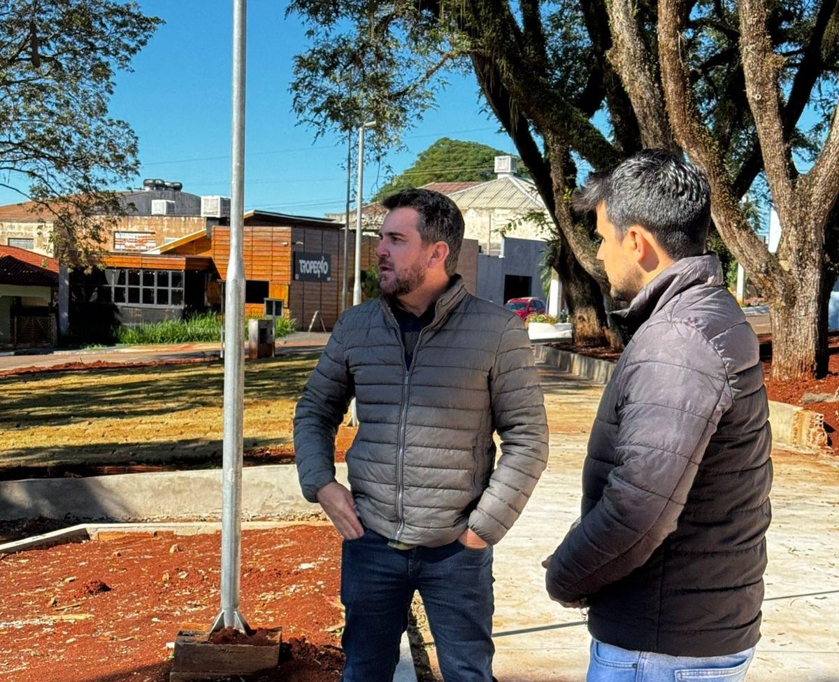 Prefeito Leonardo Romero acompanha obra da Praça Central de Quinta do Sol e esclarece atraso nos serviços