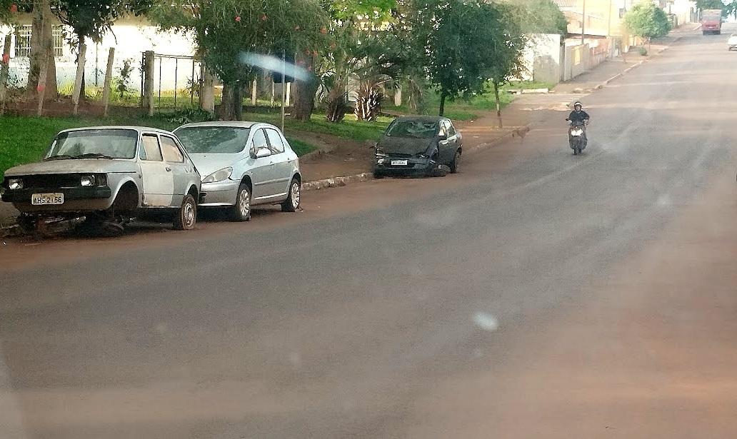 Agora é lei: Prefeito de Barbosa Ferraz sanciona lei que proíbe veículos abandonados em vias públicas