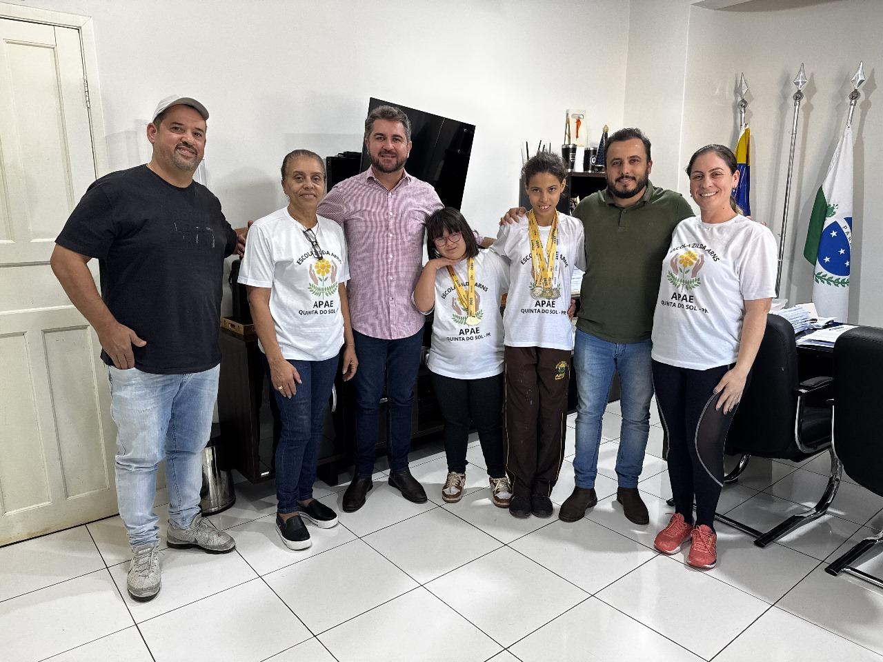 Atletas da APAE de Quinta do Sol visitam prefeito antes da viagem para as finais dos Jogos Escolares do Paraná em Foz do Iguaçu
