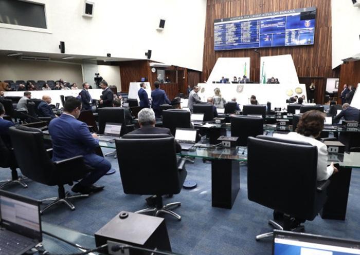 Com arrecadação am alta, Governo do Paraná deixa professores aposentados de fora do reajuste