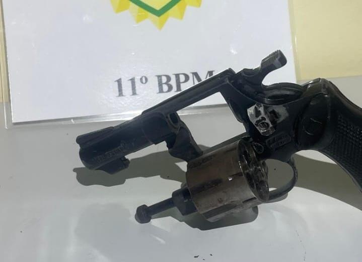 Homem é preso por porte ilegal de arma de fogo em bar de Roncador