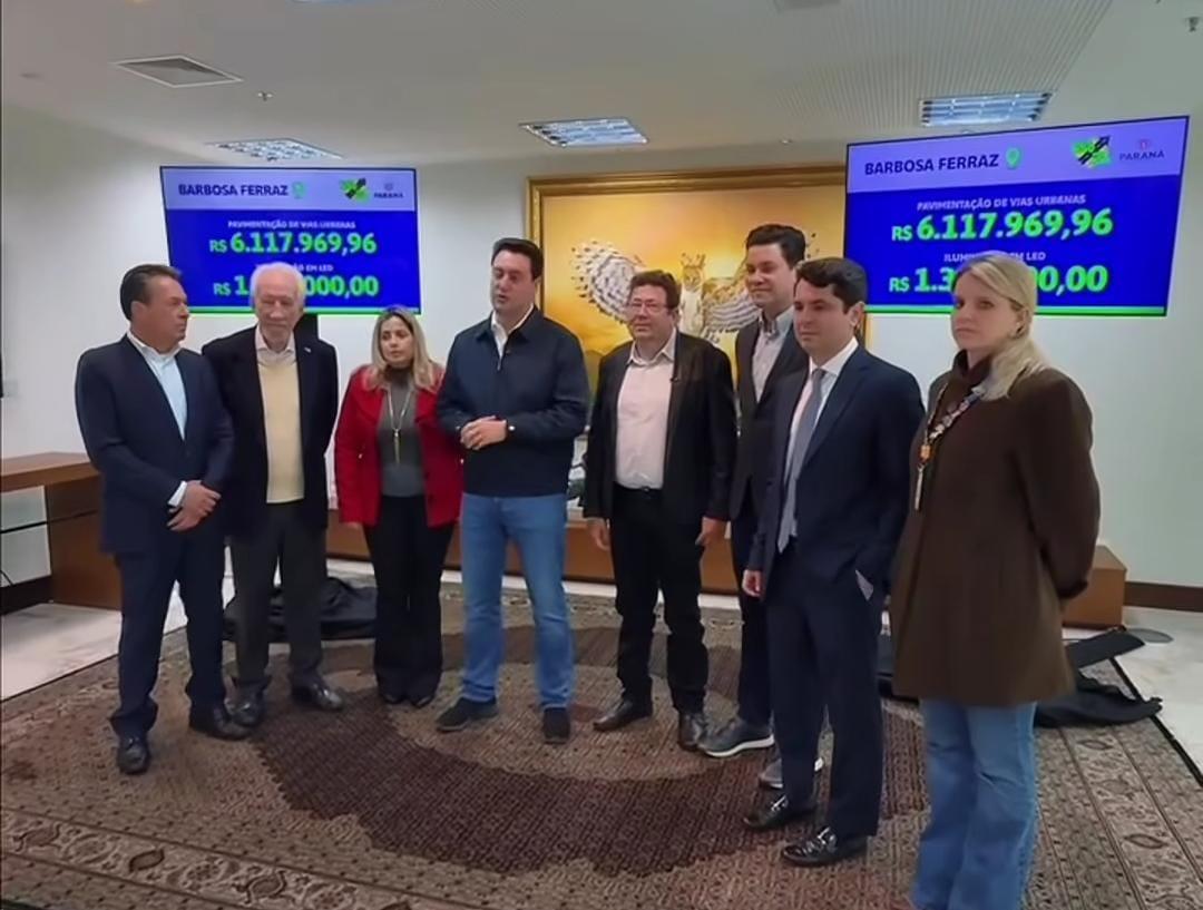 Prefeito Carlos Caxão assina convênio de quase R$ 7.5 milhões com o governo Ratinho Júnior para asfalto em Barbosa Ferraz