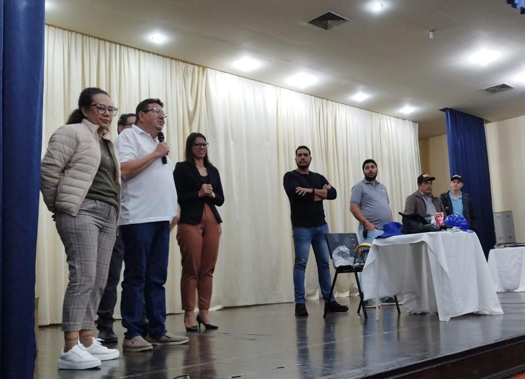 Prefeitura de Barbosa Ferraz entrega kits de EPI a servidores do Almoxarifado Municipal