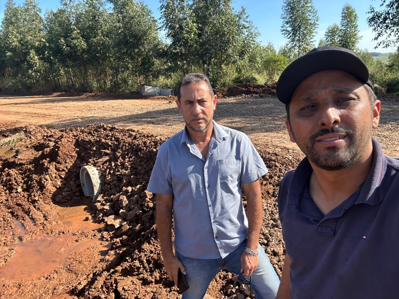 Vereador Perereca pede e Prefeitura de Engenheiro Beltrão soluciona problema de acúmulo de água em estrada rural do Vai Quem Quer
