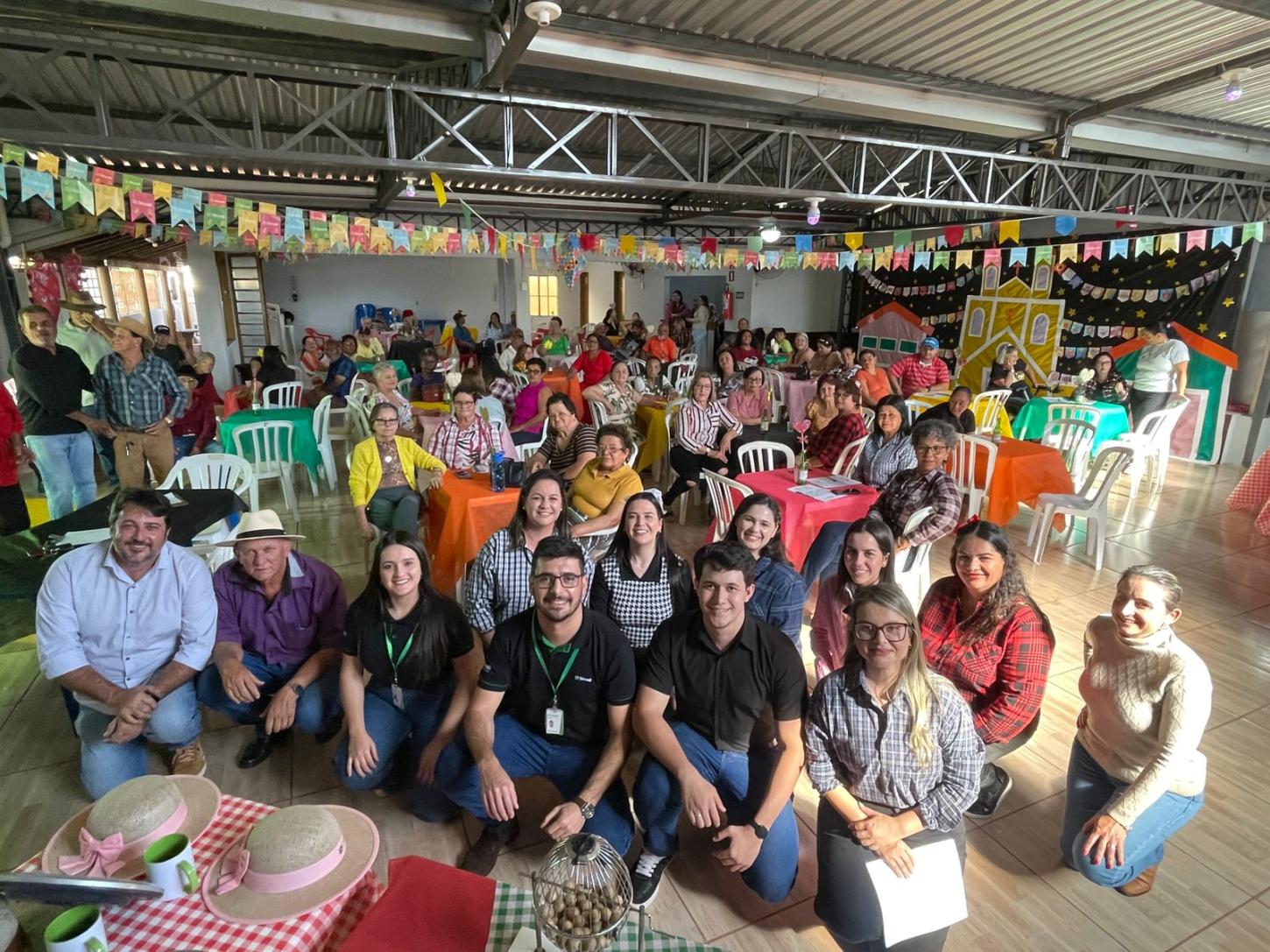 Arraiá da Terceira Idade anima Fênix em evento promovido pela Assistência Social e Sicredi